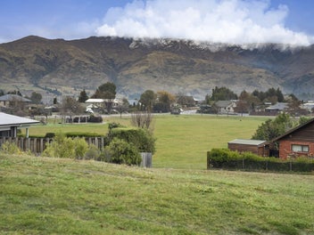 Cul-de-sac comfort with park access and views