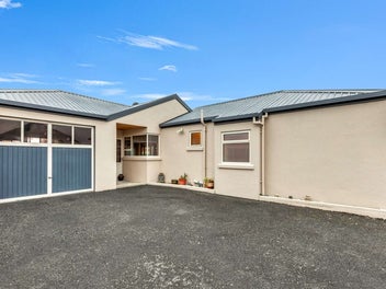 SPACIOUS TOWNHOUSE CLOSE TO TOWN