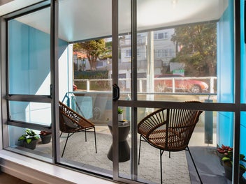 TRENDY NEWTOWN LIVING - CITY FRINGE GEM