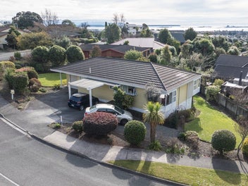 Views, Garaging & Prime Location