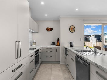 Low-maintenance living near the ocean