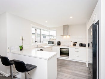 Two modern townhouses – prime Frimley location