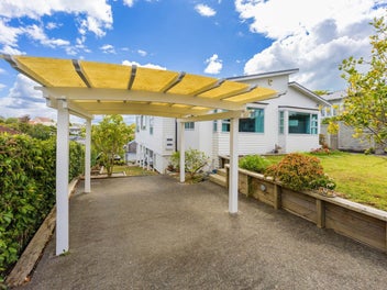 Family Living in Remuera – Full Site with Views
