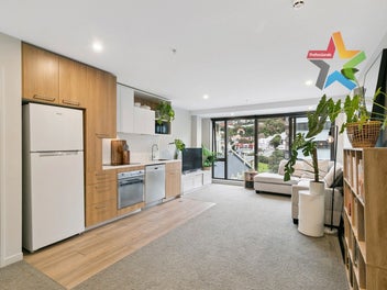 Near-New on Victoria Street