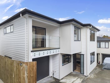 Freestanding Home in Prime New Lynn Location!