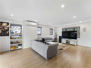 Freestanding + Freehold !! New Lynn