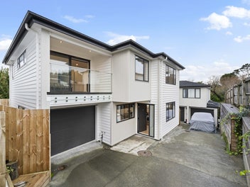 Freestanding Home in Prime New Lynn Location!