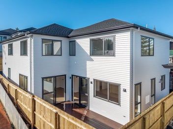 Live Lifestyle in Central! Impeccable & Brand New