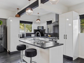 BROOKLANDS LOCATION AND STYLE
