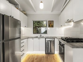 CHARMING COASTAL LIVING
