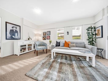 Space, Sea Views, Solid Family Home - in Macleans!