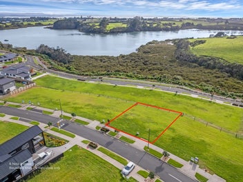 Vendor says sell - Enjoy the water views