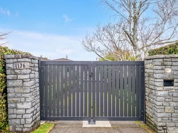 Luxury Family Home - Macleans Zone, Must Sell!