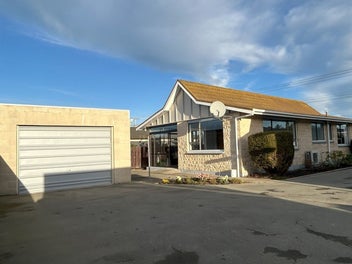 2 bedroom townhouse in prime location