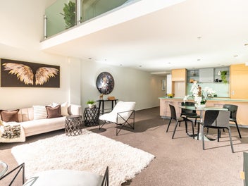 SUNNY AND SPACIOUS CITY PENTHOUSE