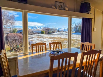 Idyllic Escape: Lake Alexandrina Outlet