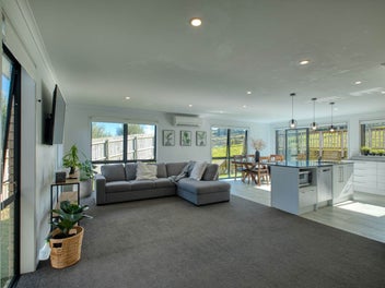 EDGY ENTERTAINER – READY TO IMPRESS