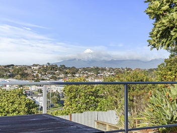 A MODERN SANCTUARY WITH MOUNTAIN VIEWS
