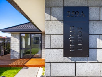 Easy care smart new build – impeccable finish