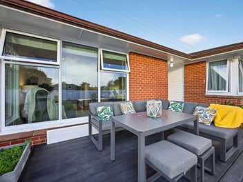 Tick All Your Boxes! Freehold, Brick, Modern!