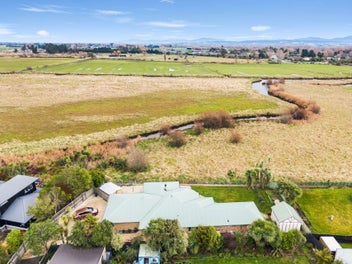 Coastal Retreat in Waikuku Beach!