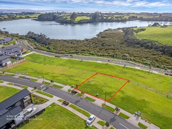 Vendor says sell - Enjoy the water views