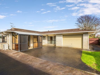 SPACIOUS & SUNNY - WESTOWN TOWNHOUSE