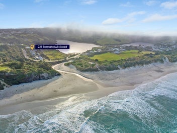 4 x 2 Units with views bringing in $82,000pa