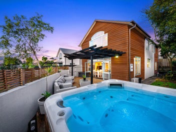Spacious, Stylish & Super Central!