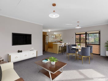 SPACIOUS & SUNNY - WESTOWN TOWNHOUSE
