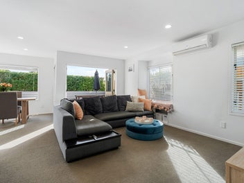 Modern, Sunny & Easy-Care - Family Living