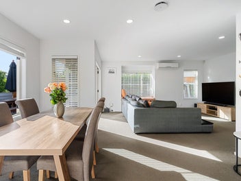 Modern, Sunny & Easy-Care - Family Living