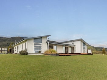 Lifestyle Property, Breathtaking Views - 2 Homes!