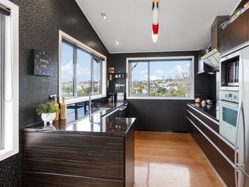 A step up into Kohimarama – rare opportunity!