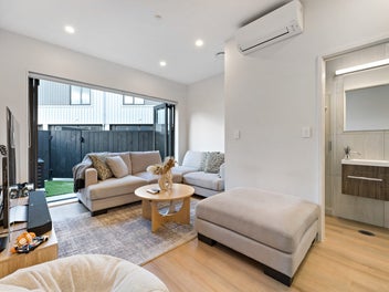 Stylish Townhouse in a Prime Location!