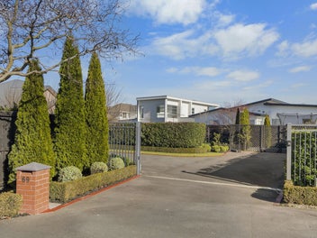 Calling all families! Expansive house & section!