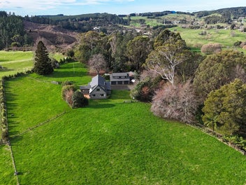 Elevated Lifestyle - Privacy, Views and Potential