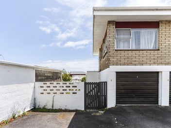 Central Location, Walk to Work!