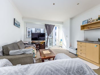 Park with Ease - 2 Beds + Carpark Included