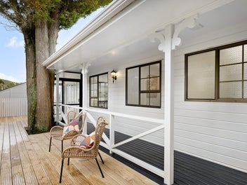 EASY, SPACIOUS, SINGLE LEVEL LIVING!