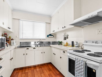 Sunny, Secure & Superbly Located