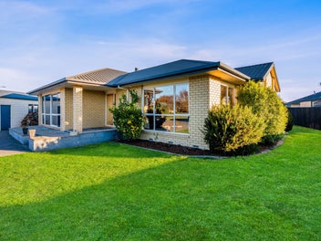 Spacious & Sun-Filled Family Oasis