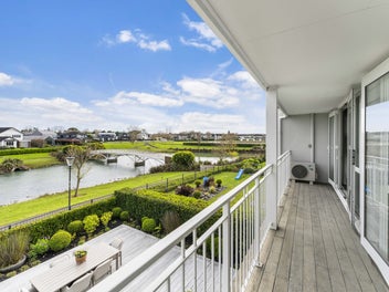 Captivating Lake Views, Karaka Lakes