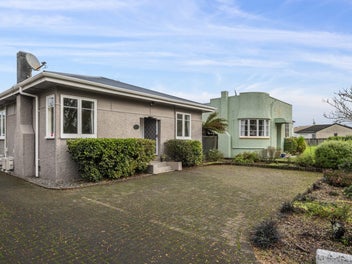 Charming 1940s Character Close to the City