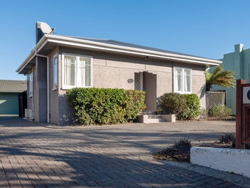 Charming 1940s Character Close to the City