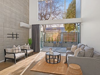 Stylish, sun-filled city townhouse
