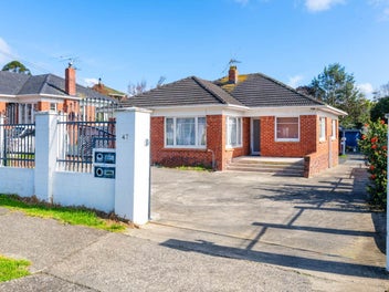 Developers /Investors! 2 Homes – 1 Prime Location!