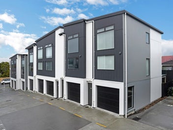 End-Townhouse Bargain - All Offers In Now!