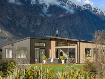 Flexible family living with self-contained unit