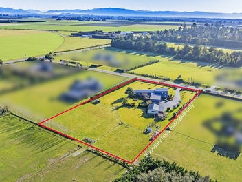 Warm, Easy-Care Lifestyle with Mountain Views